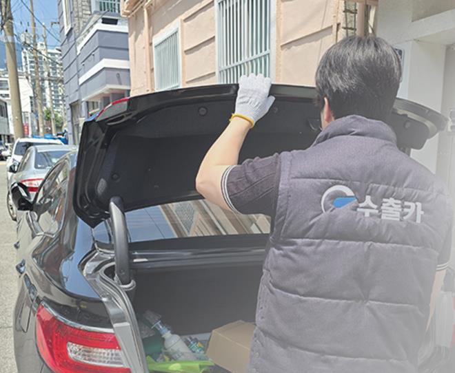 수출카 직원이 트렁크를 열어 차량 상태를 보는 모습